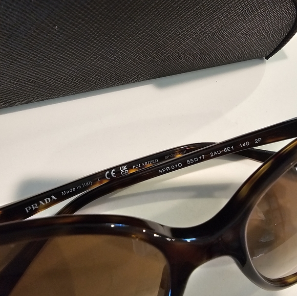 Prada sunglasses in excellent condition - Picture 3 of 4